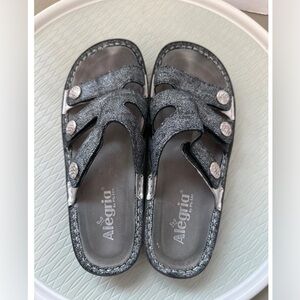 Alegria Venice Slickery Sandals Size 38(8.5)Chirpy Pewter Black Silver Leather
